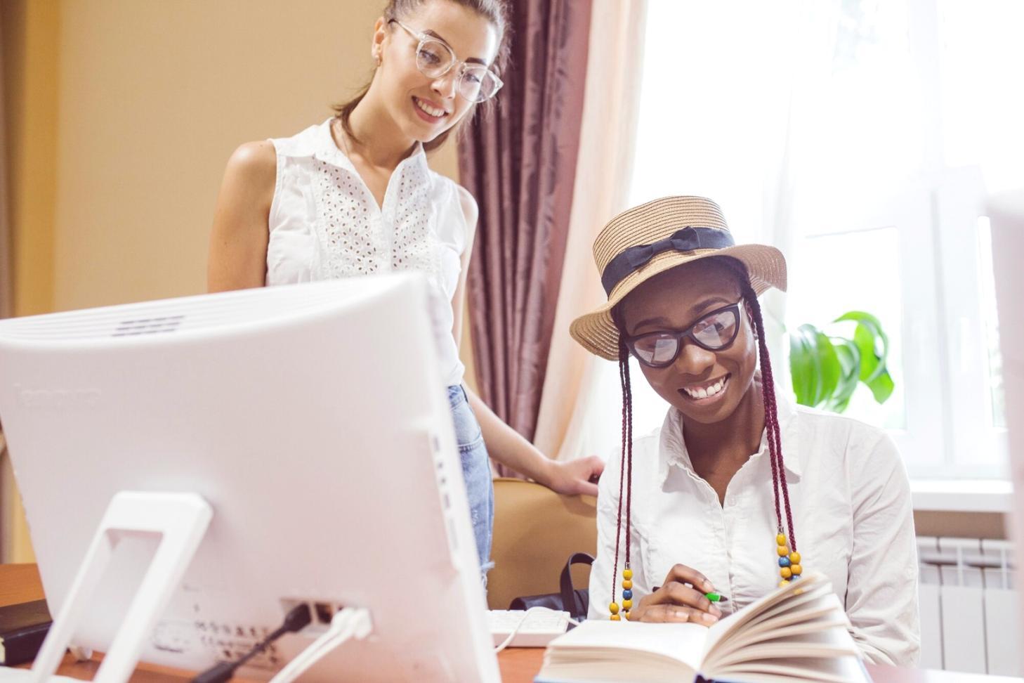 Person plant Finanzstrategie für Weiterbildung am Schreibtisch