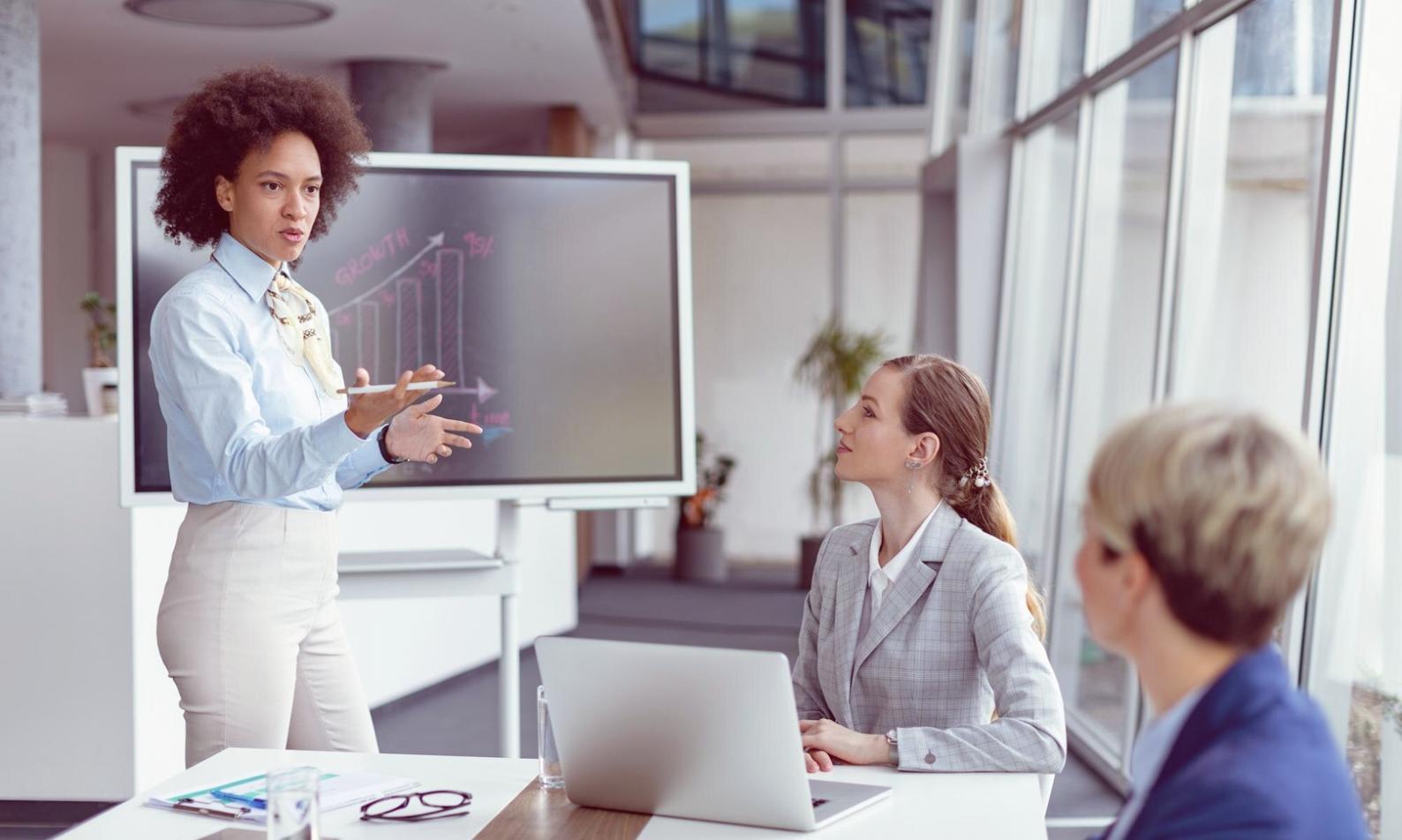 Teilnehmer arbeiten gemeinsam an Finanzplänen und tauschen praktische Erfahrungen aus